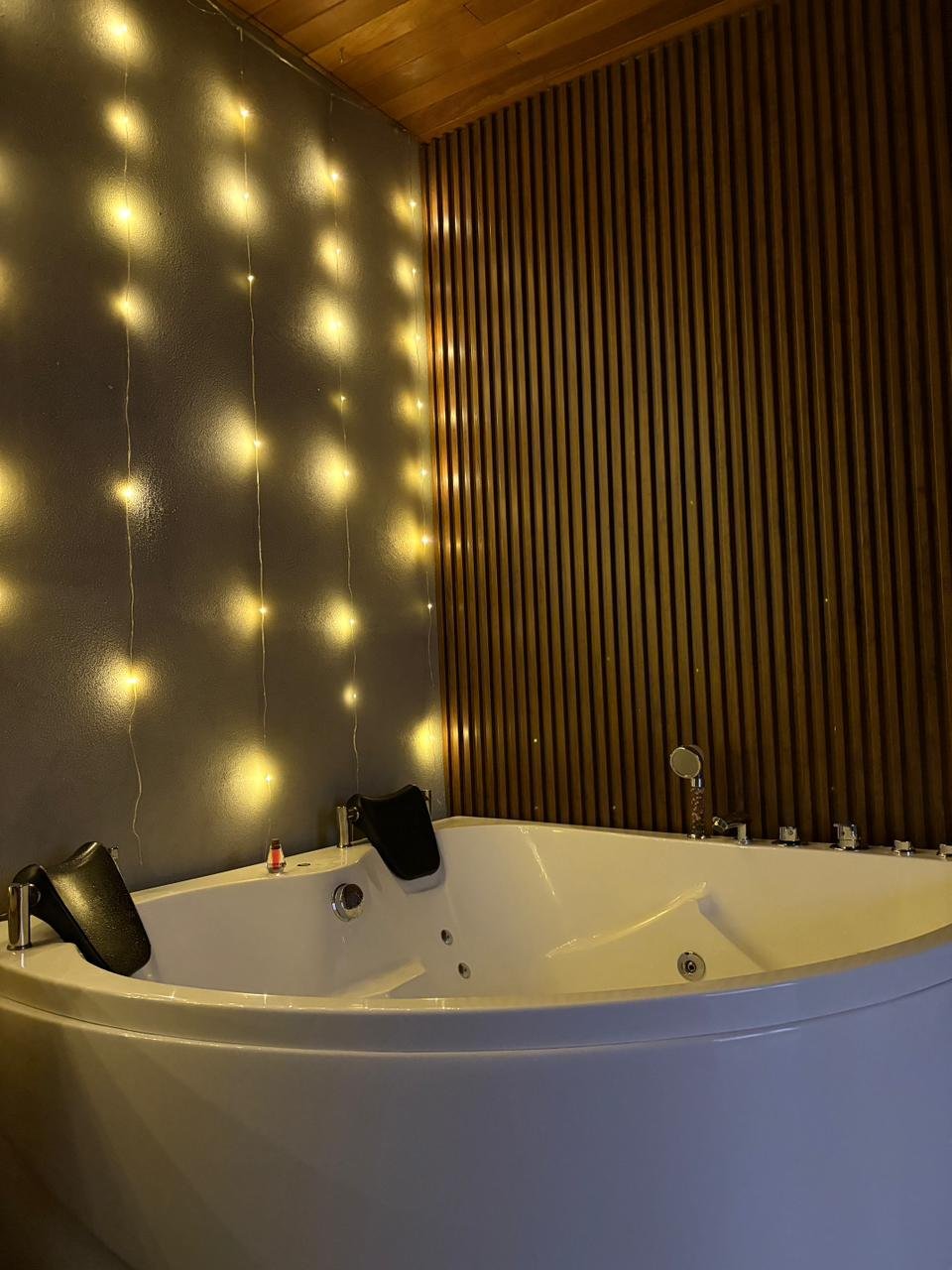 Jacuzzi privado de agua caliente en cabaña de Poás, Alajuela con vista al bosque