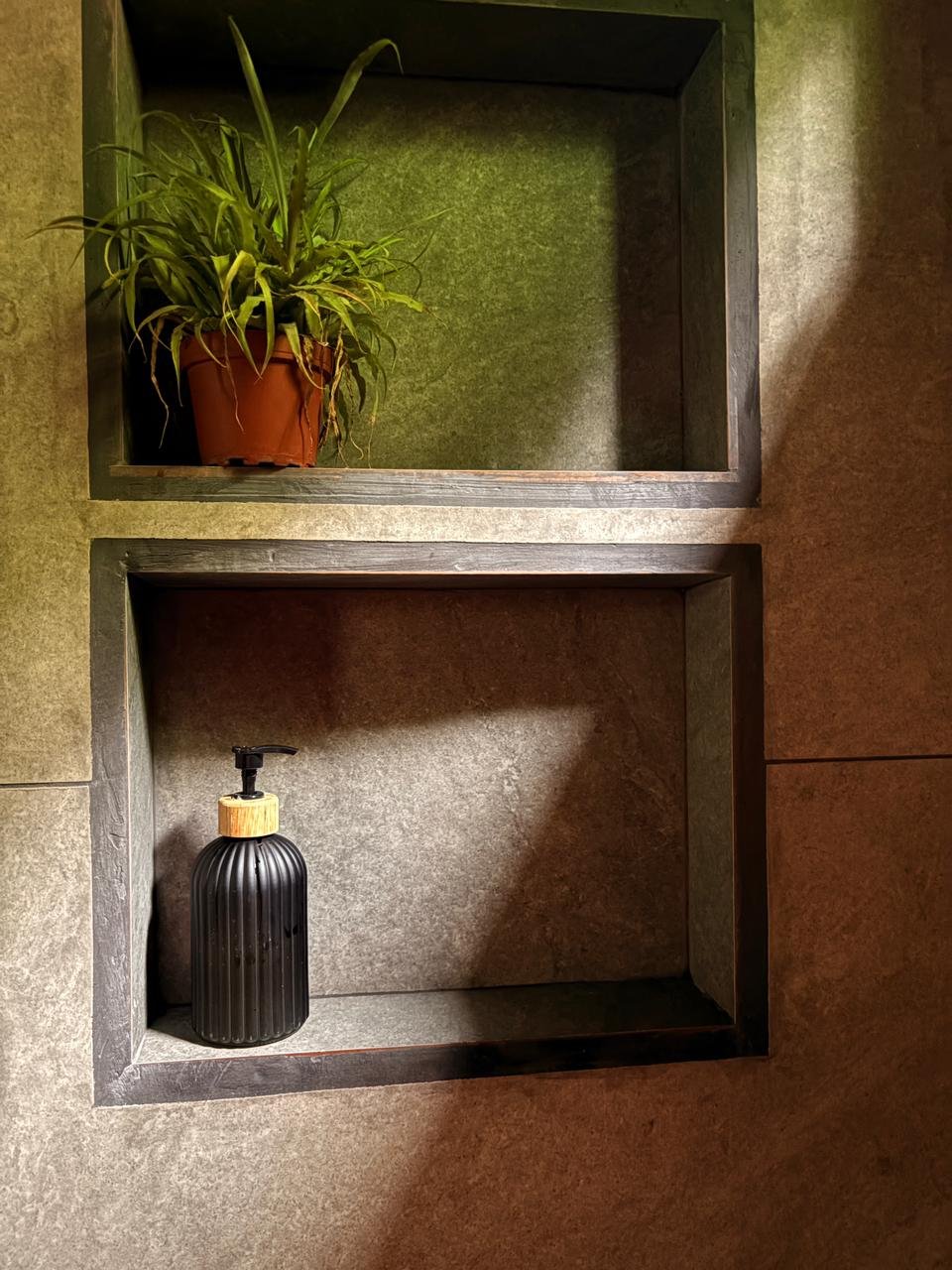 Baño completo con ducha en cabaña de montaña en Poás, Alajuela