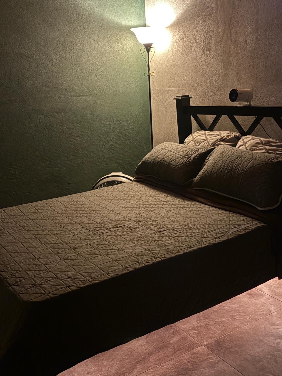 Habitación con cama king size en cabaña romántica de Poás, ideal para parejas