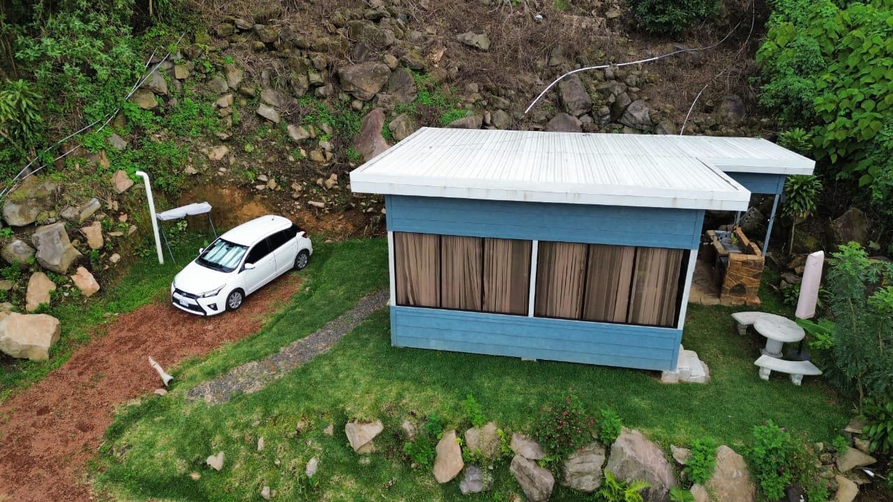 Vista aérea de cabaña en Poás, Alajuela rodeada de bosque primario cerca del Volcán Poás